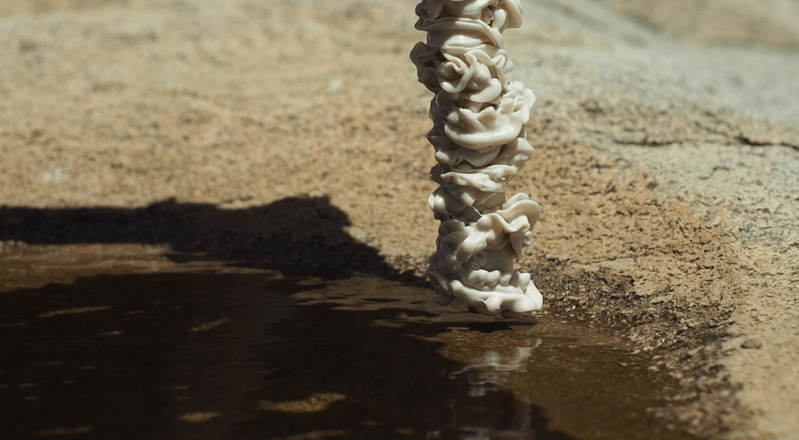 Uncomfortable_detail2